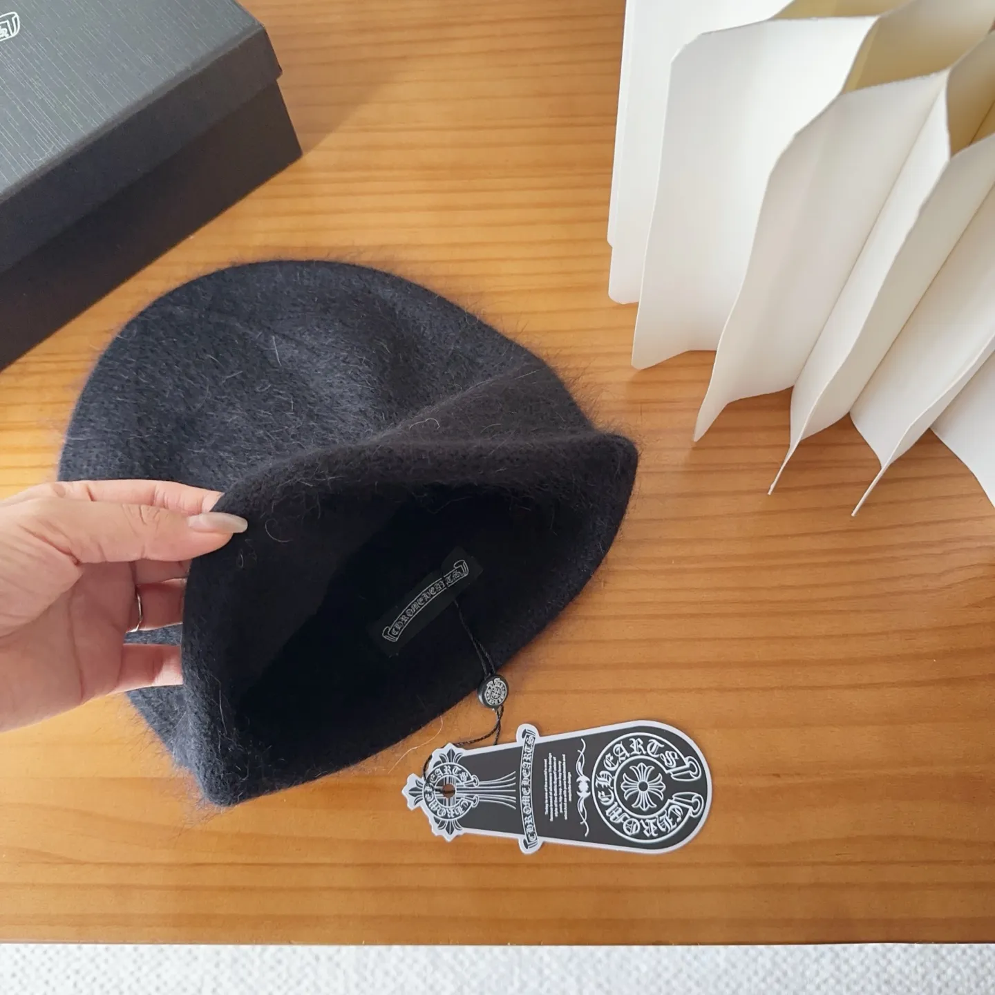 💰50 Crow Heart Autumn and Winter Wool Knitted Beanie This must be a favorite of minimalism. It is clean, neat, fashionable and versatile, and will definitely not be picky about your face shape! A fashionable classic that lasts forever! Fashionable black and white can be purchased together!